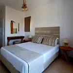 Sarakiniko Πανσιόν Αδάμας