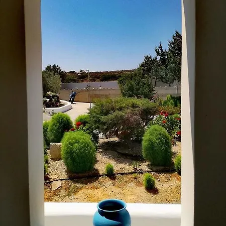 בית הארחה Sarakiniko אדאמאס